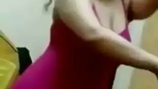 عرض فردي صريح: استربتيزر تداعب نفسها خلال إثارة ساخنة