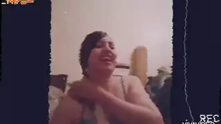 رقص إباحي: تظهر صدرها العاري من خلال ثوب نوم شفاف