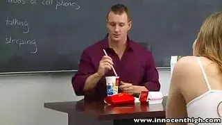 طالب وجد طالبة جميلة في مرحاض المدرسة فينيكها أحداث حقيقية