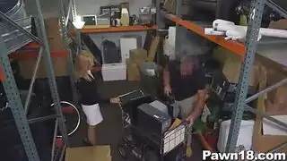 رسوم متحركة لعملية جنس جماعي بين الأعراق مع نجمات ذوات مؤخرات كبيرة