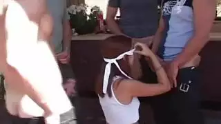 شقراء ذكية تحصل على شرج خشن من شاب أسود ذو نظارات