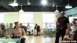 خيال رجل عارٍ بين نساء: حوريات بريطانيات يتناوبن على عضوه