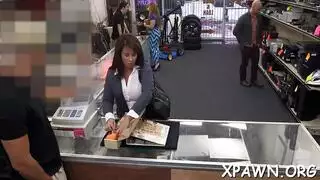 عاهرة في جوارب تمص القضيب قبل جنس إباحي قوي