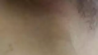 كس نيكيتا الداكن يحصل على يد خشنة