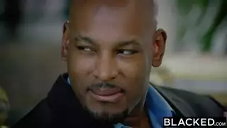 قضيب أسود سميك يضاجع وجهها ثم يثقب حفره الضيقة