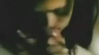 سجادة اليوجا تنقع بعد تحول السحاقيات من الوضعيات إلى هزات الجماع