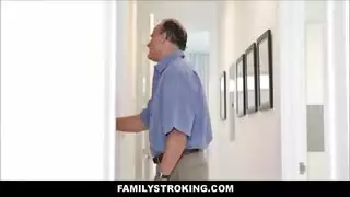 زوجة الأب المثيرة تأخذ سباكة خشنة من ابن زوجها