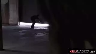 كريمة على حافة الرصيف – تظهر شقها المبلل وتملأ