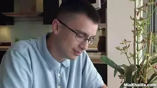 شاب مثير يسيطر على العاهرة العربية ميا خليفة في مشهد إباحي صريح