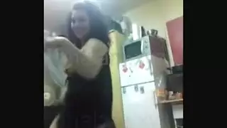 راقصة مصرية عارية تثور في مشهد تعري إباحي وعملية مص قاسي