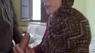 أبي عربي كبير يقدم حركة إباحية قاسية