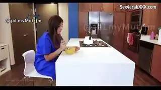 لعب دوري صريح: ممرضة ذات أثداء ضخمة تأخذ بابا