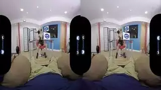 جنس تكنولوجي: تجربتها الأولى الصريحة في الواقع الافتراضي