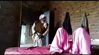 الأب الكبير يأخذ فرج زوجة ابنه الضيق بعنف