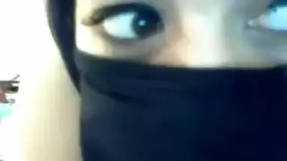 عارضة كويتية ساخنة تخلع ملابسها وترقص للمتعة الإباحية