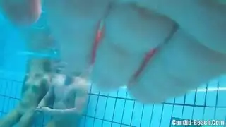 فتاة أجنبية تأخذ غطسة xxx قاسية تحت الماء