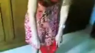 عراقية مغرية تخلع ملابسها في الحمام قبل جنس عنيف