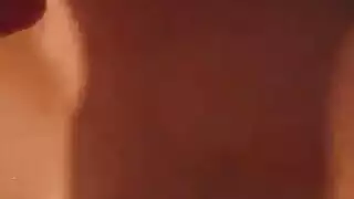 تعري على سطح القارب: جميلة تونسية تستفز بأثدائها المرتدة