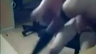 مص مزدوج في المسبح بقضيب صلب كالحجر