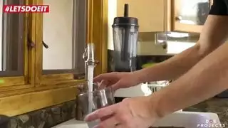 بنت مراهقه تغري الزبون