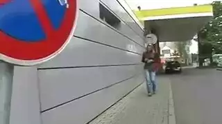 ممارسة الجنس مع النادلة الشقية في كابينة حمام عام قذرة