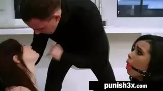 جماع جماعي في غرفة المساج – فتاتان تقابلان عدة أعضاء