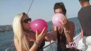 إبحار نحو الخطيئة: نيك جماعي مع مراهقين في أعالي البحار