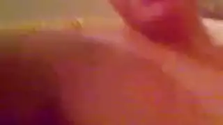 العشيق يعض ويضرب الأثداء العملاقة لزوجة مصرية مثيرة