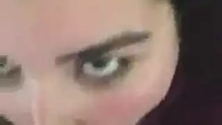 مشهد سحاقي صريح: جميلة سمراء البشرة تتعرض لتدمير فتحتها الخلفية