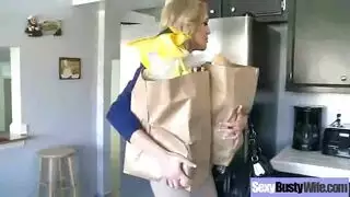 أم مثيرة ذات أثداء عملاقة تجذب شابًا وسيمًا لضرب عميق