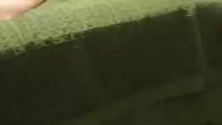 عاهرة تنورة النايلون تحرك إصبعها في كسها المبلل وهي ترتدي الكعب