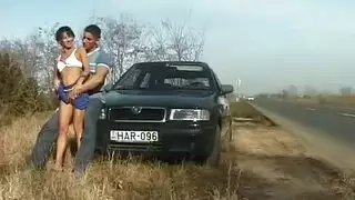 مساعدة متنقلة تؤدي إلى مص بلعومي مقيّء وحلق مليء بالمني