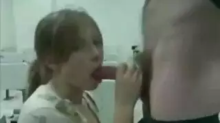 شقراء هواة ساخنة تمص القضيب مثل المحترفين في مشهد إباحي صريح