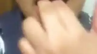 عاهرة محتاجة تتوق لقضيب سميم ليملأ فتحتها المبللة وثدييها الضخمين