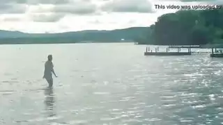 حوض السباحة قريب