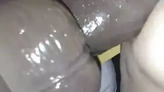 فتاة مراهقة تتلقى حمولة ضخمة