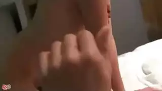 شقراوان مثارتان تشاركان قضباناً قاسية