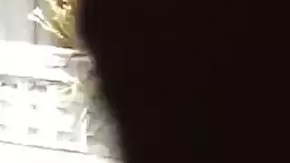 ثنائي جنسي صريح: فتاة نحيفة ترضي ثورين أسودين كبيرين