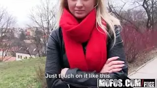 فتاة شقراء عاهرة تحصل على فرك مهبلها على الأريكة