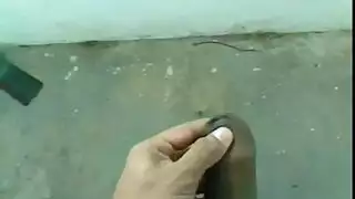 استمناء علني في الطريق العام ونافورة منوي كثيفة لفتاة تشاهد