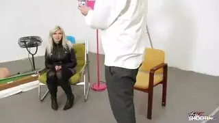 فيمبوي يقوم بمص عميق حتى يختنق ويقذف