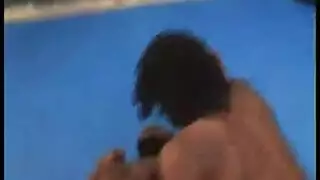 المدير يستعير الجنس لإرضاء موظفيه المتطلبين