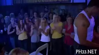 مثليات مثيرة تشارك قضيبًا من أجل تلطيخ الوجه بالفوضى