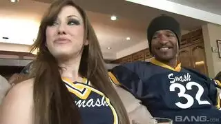 الجار الشهواني يضاجع جنيفر بعمق في الغابة – جنس خارجي صريح