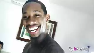 ابتسامة مونيكا الكبيرة وهي تأخذ قضيبين أسودين في ثلاثية