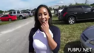 عاهرة مخلصة تختنق بالعضو وتتعرض لضربات شرجية عنيفة