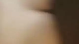 فتاتان تتناوبان على تدمير فرج الأم السمراء الضيق