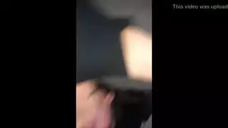 فتاة المسرح المحتاجة تأخذ قضيباً أثناء الأداء