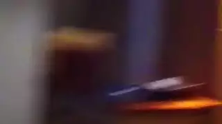 الفتاة الشقراء المثيرة تتعرض لجنس حلق عميق مع كتم في مشهد إباحي صارم