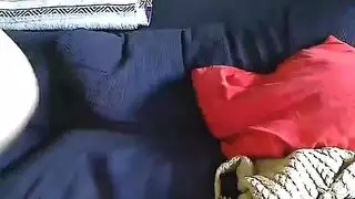 مراهقة سمراء تعرض جسدها الموشوم في تصوير إباحي